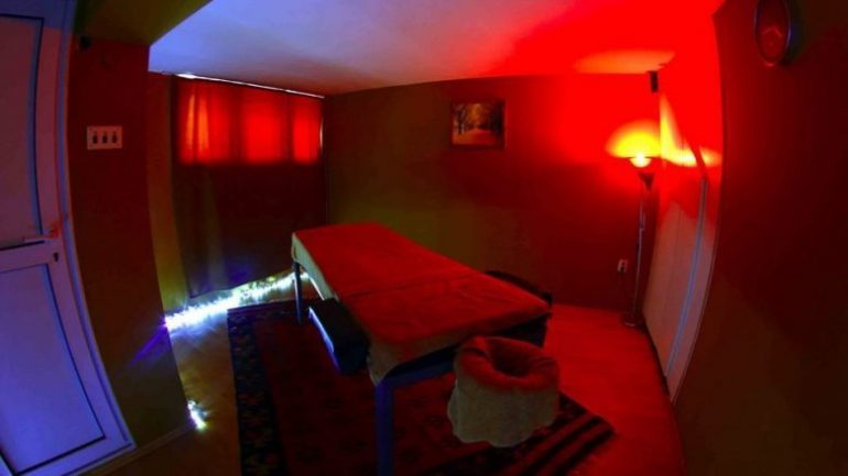 PROSTITUCION NË NJË QENDËR MASAZHI NË TIRANË/ Arrestohet 24 vjeçarja, shpallet në kërkim pronari