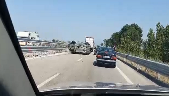 AKSIDENT I RËNDË NË AUTOSTRADËN E FIERIT/ Makina kthehet përmbys, detajet e para