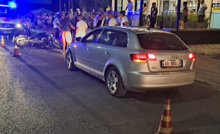 AKSIDENT NË SHËNGJIN/ Makina përplas motorin, plagoset drejtuesi