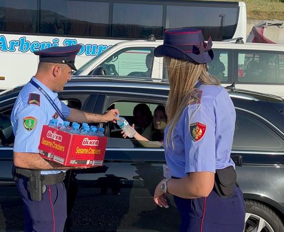 RADHË TË GJATA NË MORINË/ Policia u shpërndanë ujë të ftohtë qytetarëve që presin në vapë
