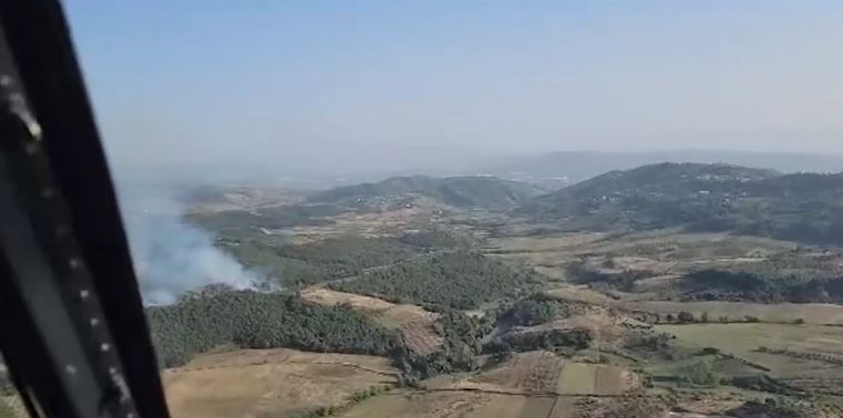 ZJARRI NË PESHTAN TË FIERIT/ Helikopteri ‘Cougar’ u bashkohet forcave vendore për shuarjen e flakëve
