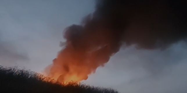 DIGJEN DISA GOMA NË NARTË/ Tymi i zi mbulon zonën