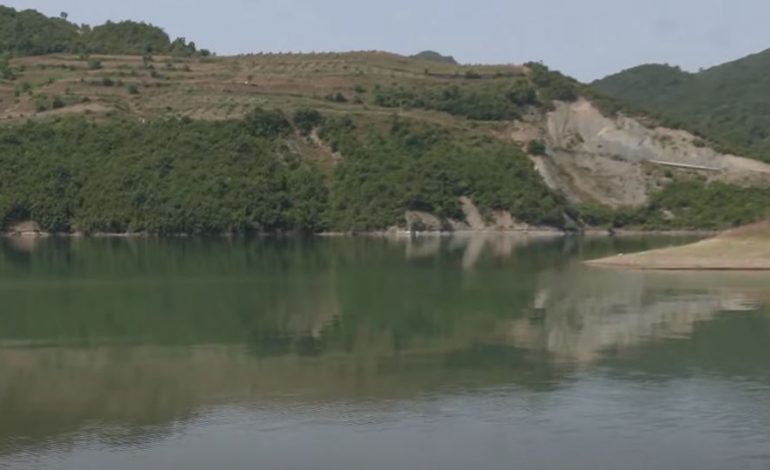 NJË DITË PAS TRAGJEDISË/ Gramshi në zi: Mësohen detajet e para të tragjedisë që mori 4 jetë