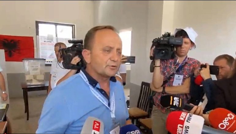 PAS NJË NDËRPRERJE TË SHKURTËR/ Ninis procesi i votimit në QV në Rrogozhinë