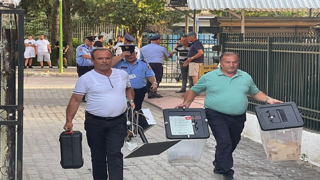 ZGJEDHJET NË RROGOZHINË/ Mbërrijnë kutitë e para në KZAZ, pritet të fillojë numërimi i votave
