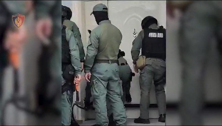 MEGAOPERACIONI I SPAK/ Policia publikon videon e arrestimeve! Kontrolle në Shkodër, Lezhë, Vlorë dhe Tiranë! U zbuluan…