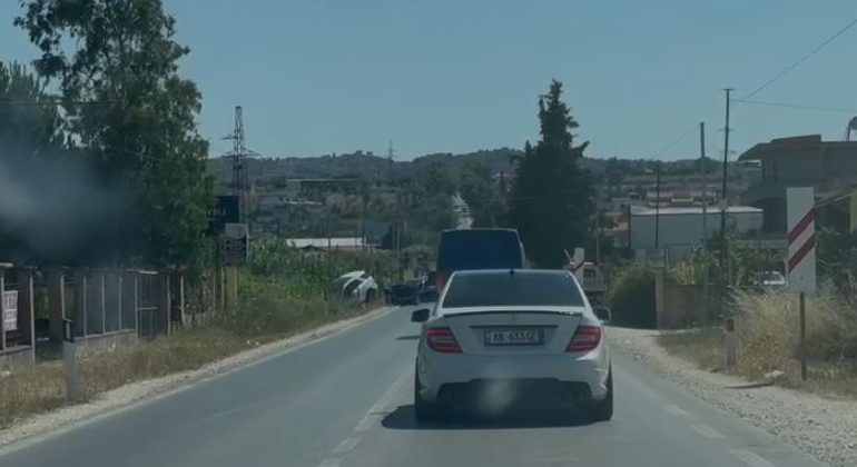 AKSIDENT NË AKSIN FIER-LEVAN/ Përplasen ‘kokë më kokë’ dy makinë, njëra përfundon në kanal