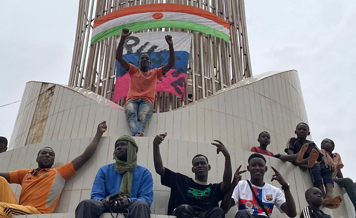 GRUSHTI I SHTETIT NË NIGERI/ BE pezullon bashkëpunimin për sigurinë dhe ndihmën buxhetore