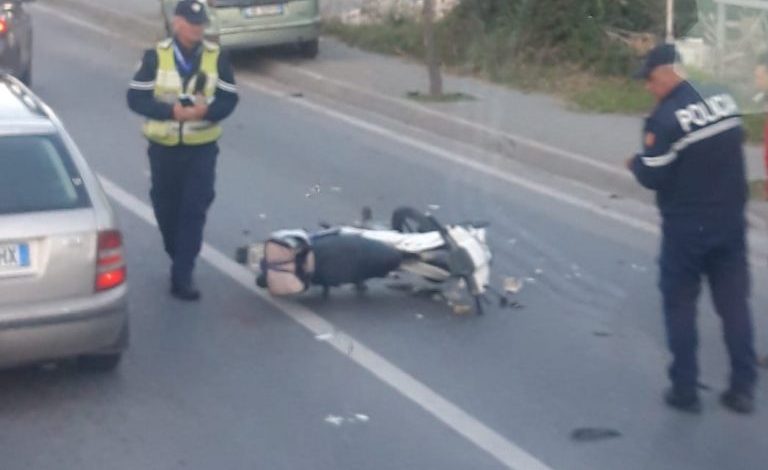 AKSIDENT NË AKSIN LEZHË-SHKODËR/ Makina përplas motorin, humb jetën drejtuesi