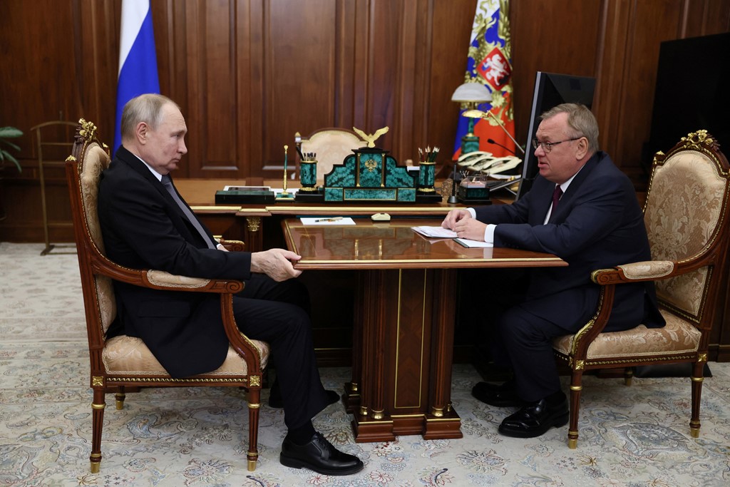 SAMITI I NATO-S NË LITUANI/ Putin takon shefin ekzekutiv të bankës së dytë më të madhe ruse