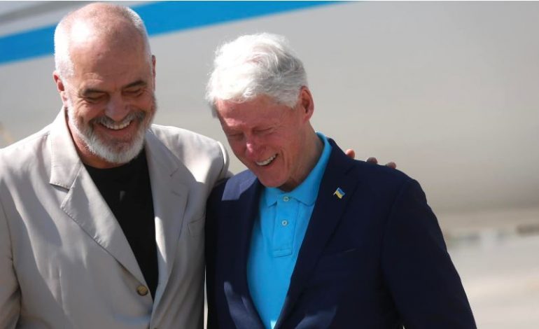 MBËRRIN NË TIRANË/ Rama nxjerr foton e parë pas takimit me Clinton: Me mikun e përjetshëm të kombit shqiptar