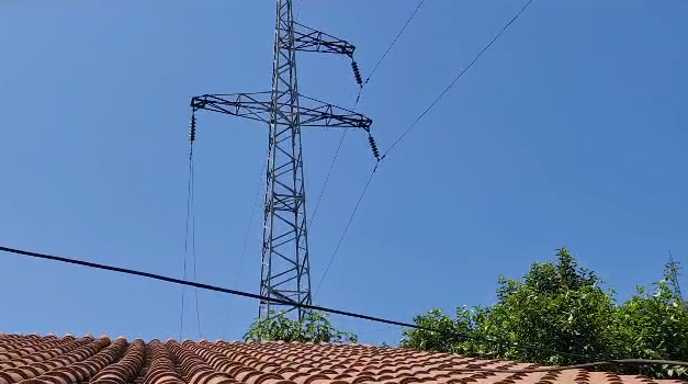 PANIK NË ELBASAN/ Këputet përcjellësi i linjës së tensionit të lartë në Bradashesh, OST në vendngjarje