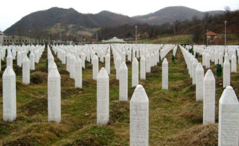 U VRANË MIJËRA NJERËZ/ Përkujtohet sot masakra e Srebrenicës
