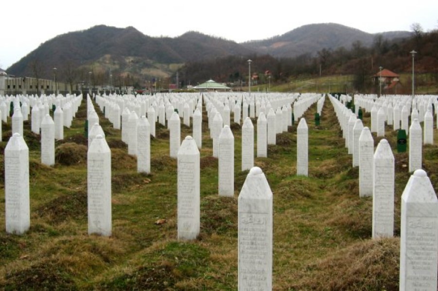 U VRANË MIJËRA NJERËZ/ Përkujtohet sot masakra e Srebrenicës