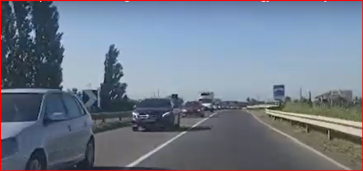 SEZONI VEROR/ Fluks pushuesish në bregdetin e Lezhës, radhë të gjata automjetesh në Fushë-Milot (PAMJET)
