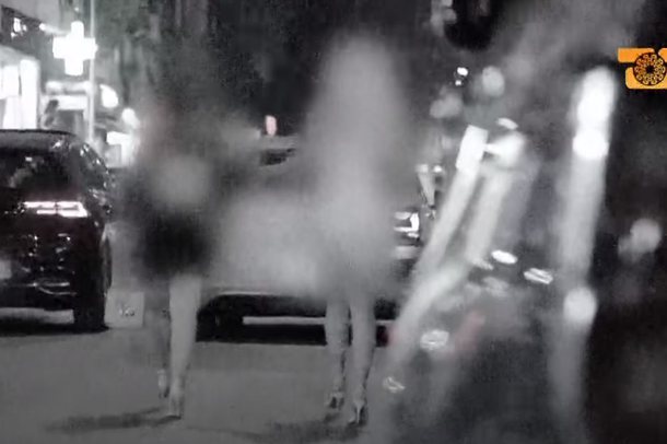 PUTHET DHE PËRQAFOHET ME NJË BURRË TË MADH/ E ëma vë duart në kokë kur sheh që vajza e mitur i futet në makinë: E njoh, ai është…