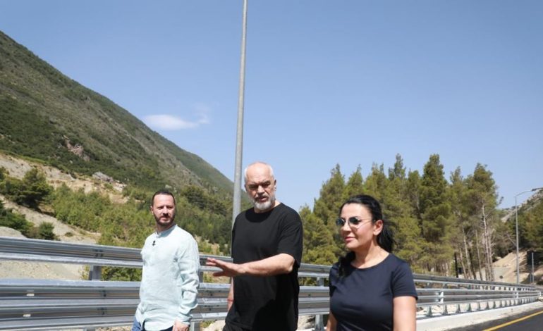 “TË HAPURA PËRKOHËSISHT PËR TË LEHTËSUAR…”/ Rama e Balluku inspektojnë akset Orikum-Dukat dhe Palasë-Dhërmi