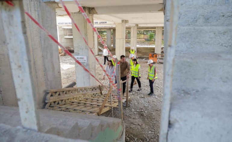 NXËNËSIT E SHKOLLËS “MUSINE KOKALARI” ME GODINË TË RE/ Veliaj: Këtë vit kemi një buqetë prej 10 shkollash të reja