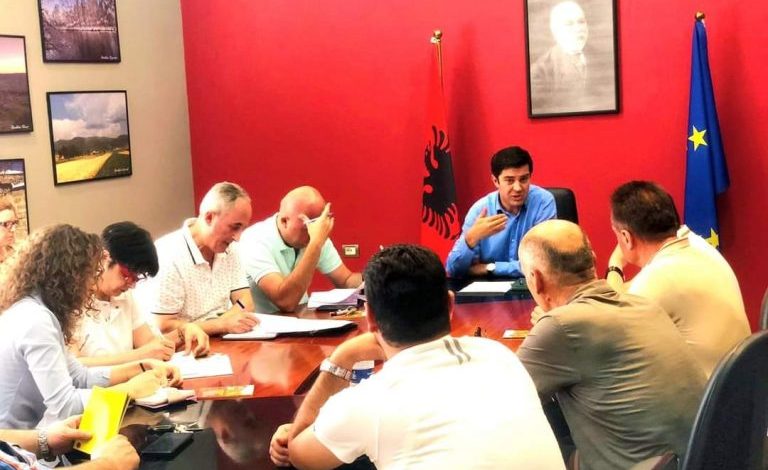 PARANDALIMI I ZJARREVE/ Prefekti i qarkut të Korçës takim me strukturat përgjegjëse: Vigjilencë dhe bashkëpunim si një ekip