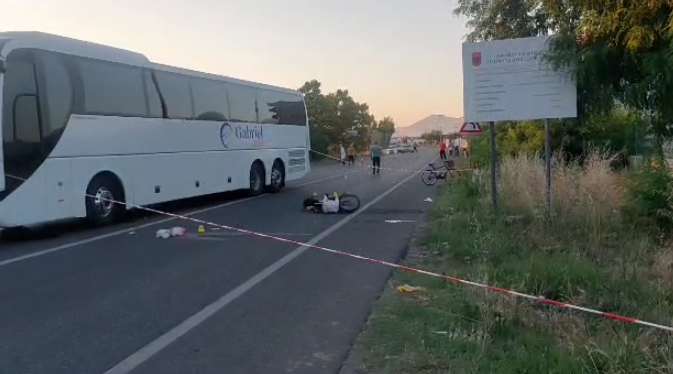 BURRË E GRUA HUMBËN JETË NË AKSIDENT/ Arrestohet shoferi i autobusit që përplasi motorin