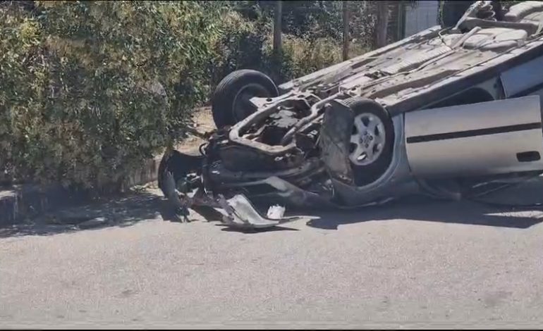 AKSIDENT I RËNDË NË VLORË/ Makina përplaset me pemën dhe përmbyset, plagoset shoferi