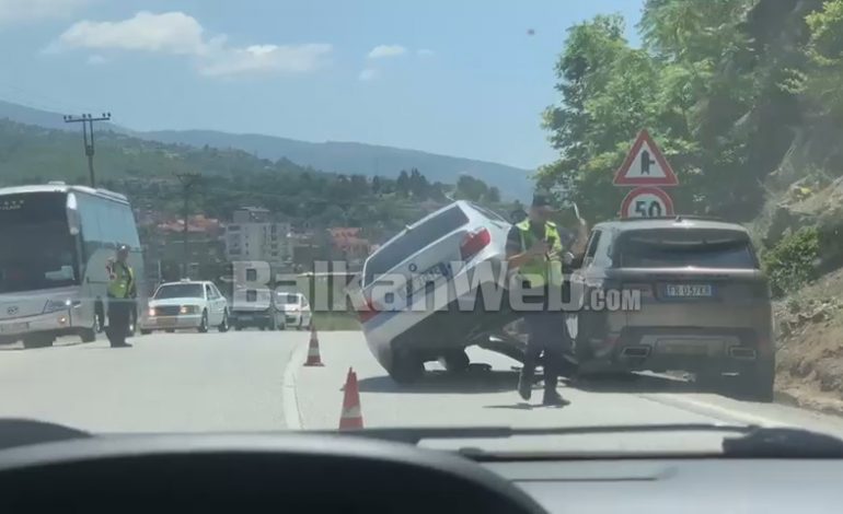 PAMJET/ Aksident i frikshëm në Librazhd, makina përfundon sipër ’Range Rover’