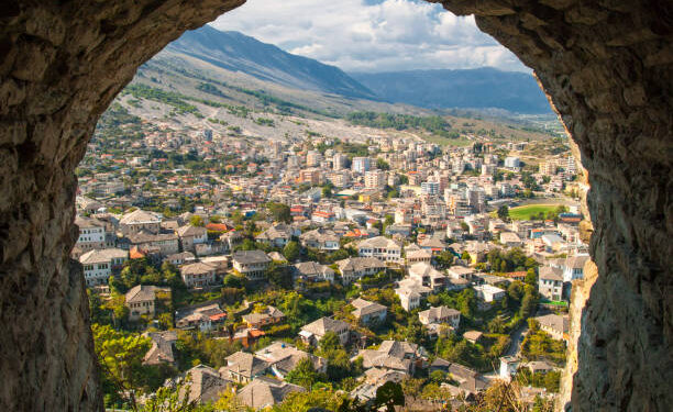 “SHQIPËRIA, LUGINA E MREKULLIVE”/ Media franceze reportazh në qytetin e Gjirokastrës