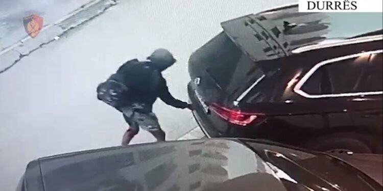 ARRESTOHET 57-VJEÇARI NË DURRËS/ Vidhte targat e makinave të turistëve të huaj dhe më pas i shiste te grupet kriminale