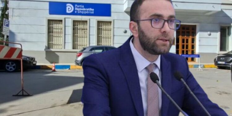 MBLEDHJA E KËSHILLIT E THIRRUR NGA BARDHI/ Marrin pjesë 245 anëtarë, plotësohet kuorumi