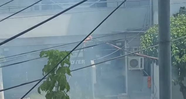 DETAJET/ Digjen telat e rrymës elektrike në Sarandë, panik tek qytetarët