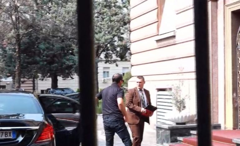 KËRKESA PËR ARRESTIMIN E AHMETAJT/ Prokurorët e SPAK mbërrijnë në Kuvend