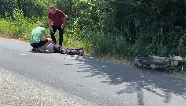 AKSIDENT NË FIER/ Makina përplas motorin dhe largohet nga vendi i ngjarjes, plagoset drejtuesi