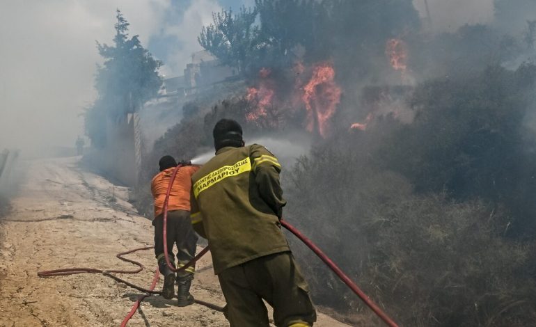 ZJARRET NË GREQI/ Ambasada shqiptare në Athinë thirrje qytetarëve: Ja numrat ku mund të kërkoni ndihmë
