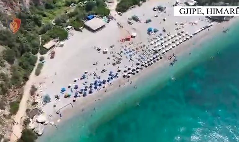 ZAPTUAN HAPSIRËN PUBLIKE NË PLAZHIN E GJIPESË/ Nën hetim 4 administratorë në Himarë