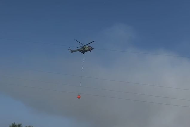 ZJARR I MADH NË VLORË/ Helikopteri ndërhyn për të shuar flakët
