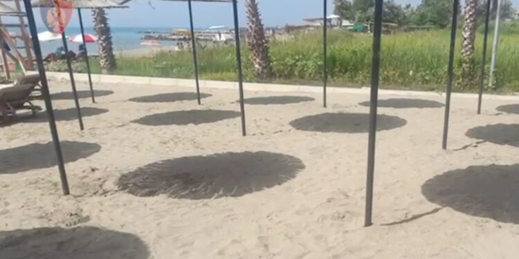 PAMJET/ Zaptuan hapësirën publike në plazhin e Golemit, sekuestrohen 392 shezlongë