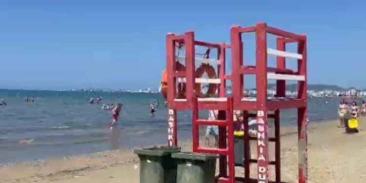 SIGURIA E PUSHUESVE/ Shfrytëzuesit e plazheve private në Durrës shpërfillin detyrimet ligjore për vrojtuesit