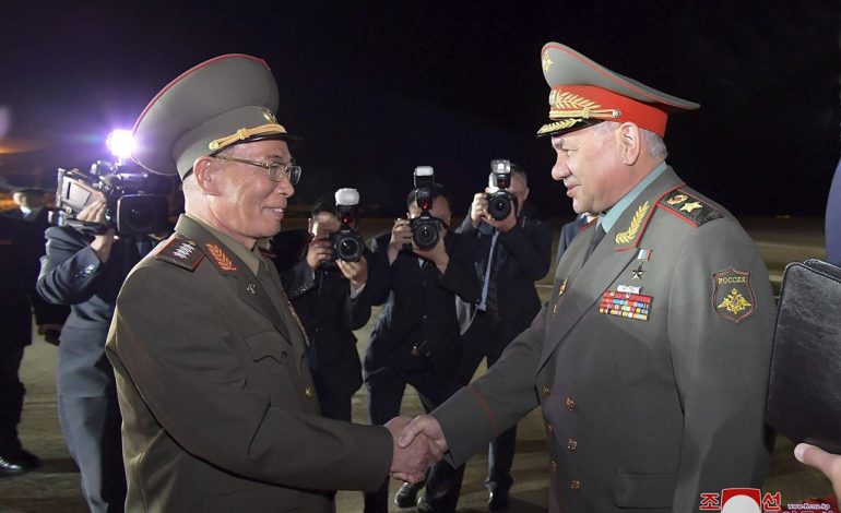 KONFIRMOHEN MARRËDHËNIET MES RUSISË DHE KORESË SË VERIUT/ Ministri rus i mbrojtjes mbërrin në Penian (FOTO)