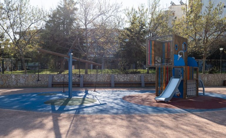 ISHTE DUKE LUAJTUR NË PARK/ 11-vjeçarin e zë korrenti pasi u mbështet tek shtylla elektrike, shpëton mrekullisht