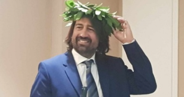 FALSIFIKOI VDEKJEN E TIJ NË SHQIPËRI/ Diplomohet Pecorelli! Paralajmëron serialin televiziv për jetën e tij: S’do mjaftojnë…