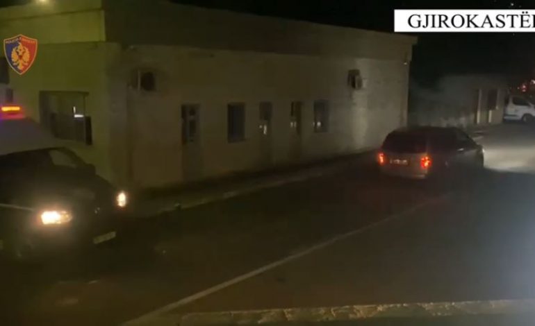 TRANSPORTONIN EMIGRANTË TË PALIGJSHËM/ Arrestohet 17-vjeçari, shpallet në kërkim një tjetër