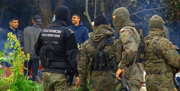 POLONIA I DRUHET MË TË KEQES/ “Blindon” me 1 mijë ushtarë e 200 mjete kufirin me Bjellorusinë