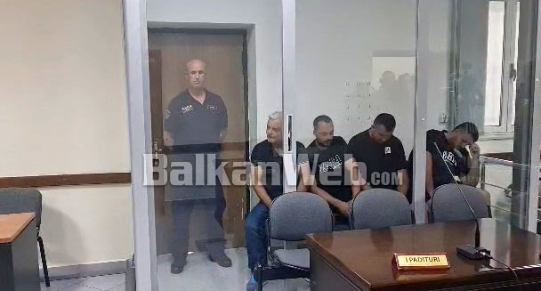 TË VESHUR ME TË ZEZA E KOKË ULUR/ Dalin para gjykatës 4 të arrestuar për sulmin barbar ndaj dy qytetarëve në Krujë
