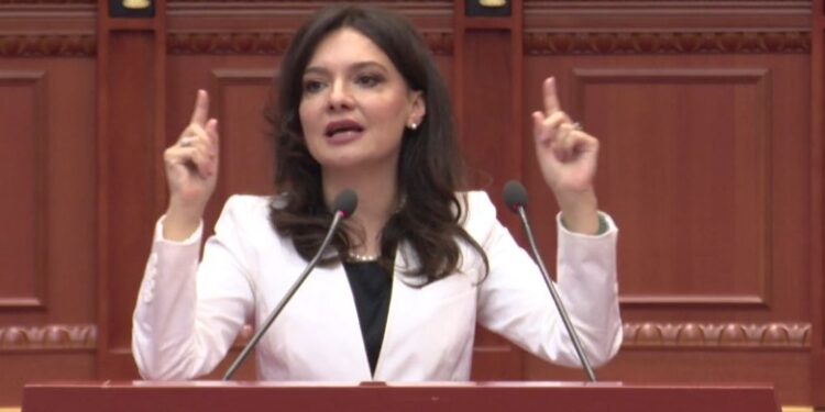 KUVEND/ Spiropali-Berishës: Do ta dëgjosh fjalimin e presidentit Clinton nga ekrani! Taktika jote, sulmo që të mbrohesh