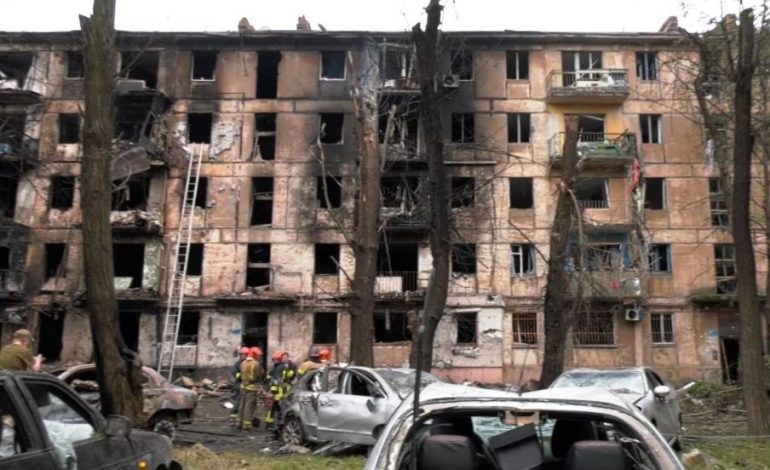 LUFTA/ Rusia sulmon me raketa qytetin ukrainas Krivi Rih, një i plagosur, dëmtohen banesa dhe automjete