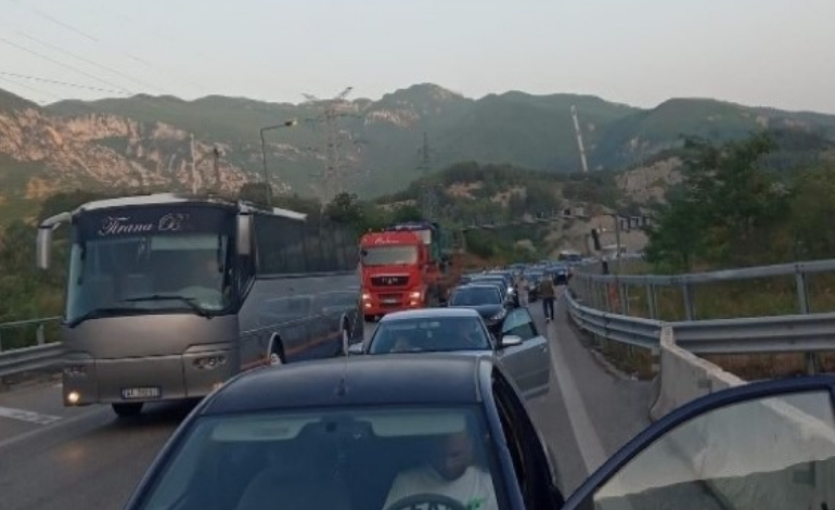 DETAJET E PARA/ Shpërthen në flakë kamioni në afërsi të tunelit të Elbasanit