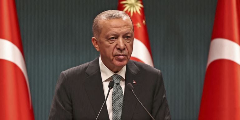 PARALAJMËRON Erdogan: Turqia nuk do të miratojë anëtarësimin e Suedisë në NATO, nëse vazhdon të strehojë terroristët