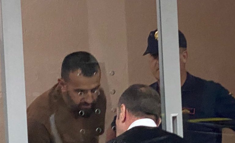 ARMËMBAJTJE PA LEJE DHE I DYSHUAR PËR ATENTATIN NË LARUSHK/ Valter Bami para gjykatës për masën e sigurisë