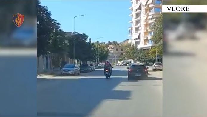 EMRAT/ Qarkullonin me pistoletë në automjet, pranga shoferit dhe pasagjerit në Vlorë
