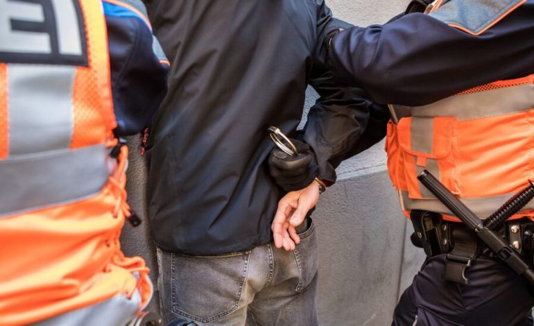 E PËSON KEQ/ U kap me sasi të mëdha kokaine dhe heroine në banesë, përfundon në pranga 31-vjeçari shqiptar në Zvicër
